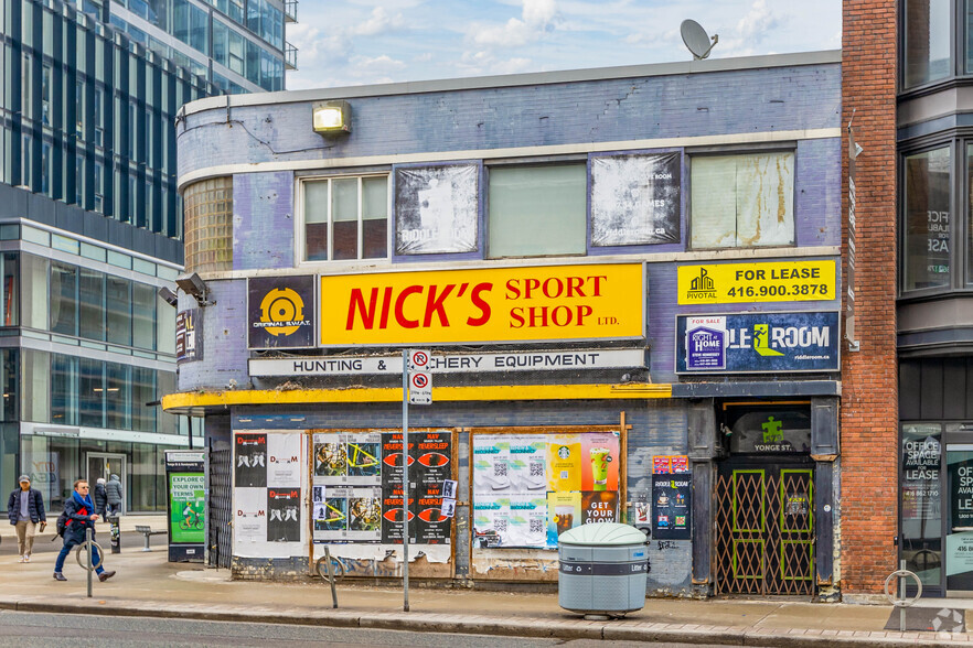 579 Yonge St, Toronto, ON à louer - Photo de l’immeuble – Image 2 sur 2