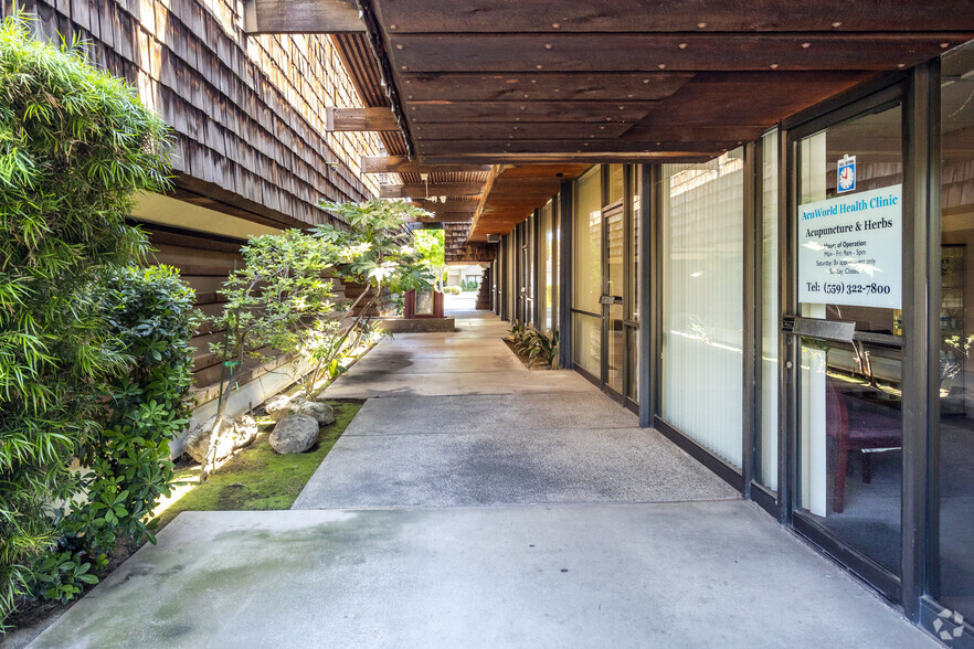 1100 W Shaw Ave, Fresno, CA à louer - Photo de l’immeuble – Image 2 sur 4