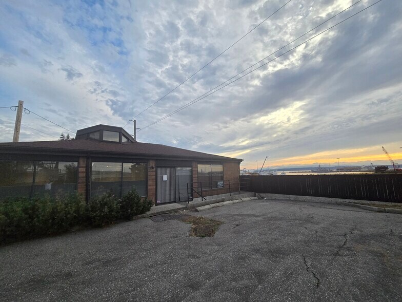 2516 W Marine View Dr, Everett, WA à louer - Photo de l’immeuble – Image 1 sur 10