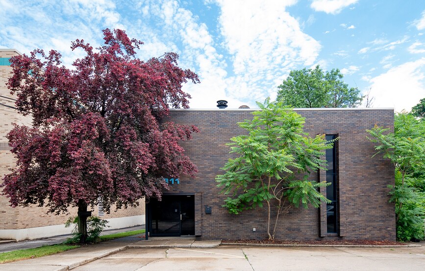 7311 Valley View Dr, Independence, OH à louer - Photo de l’immeuble – Image 2 sur 7