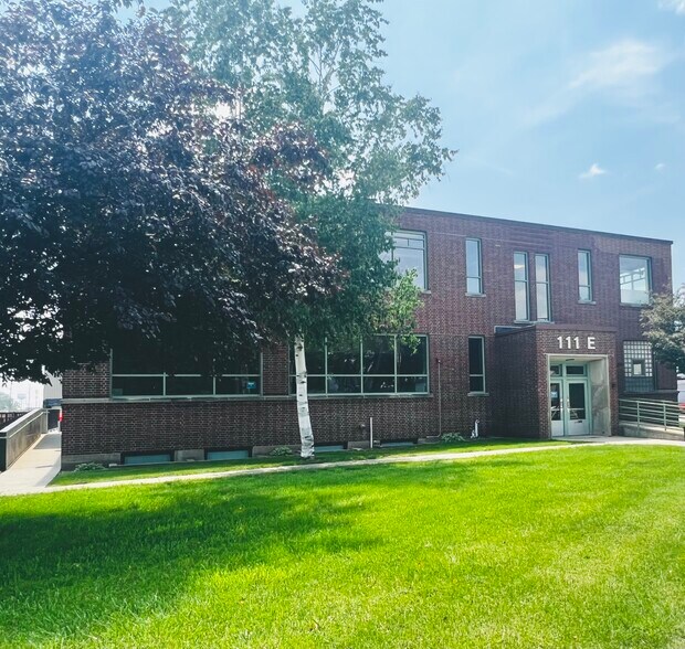 111 E Burnett St, Beaver Dam, WI à louer - Photo de l’immeuble – Image 3 sur 18