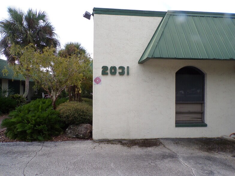 2031 E Edgewood Dr, Lakeland, FL à louer - Photo de l’immeuble – Image 2 sur 10