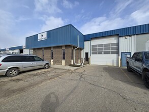 8319 Chiles Industrial Rd, Red Deer, AB à louer Photo de l’immeuble– Image 1 sur 20