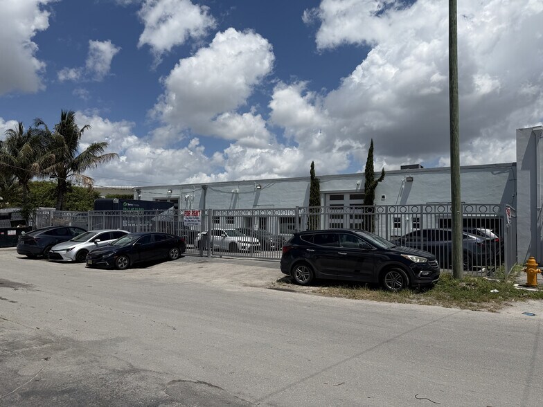 3241-3249 NW 38th St, Miami, FL à vendre - Photo de l’immeuble – Image 1 sur 14