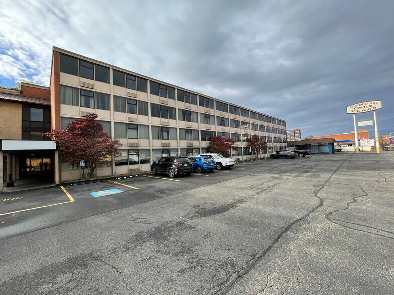 624 Lysle Blvd, Mckeesport, PA à vendre - Photo de l’immeuble – Image 1 sur 33