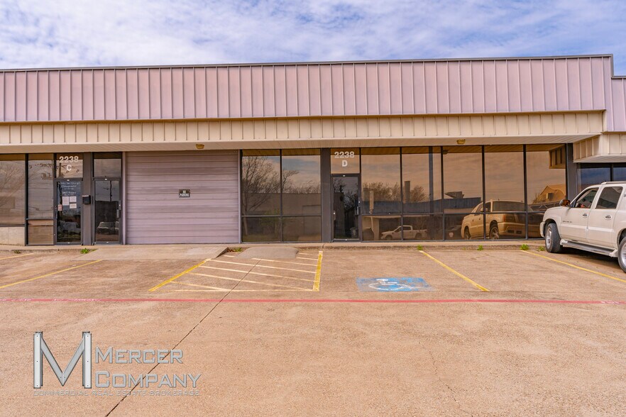 2238 Michigan Ave, Arlington, TX à louer - Photo de l’immeuble – Image 1 sur 6