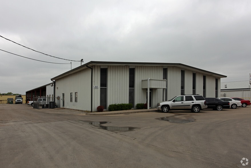 10931 Dennis Rd, Dallas, TX à louer - Photo de l’immeuble – Image 2 sur 11
