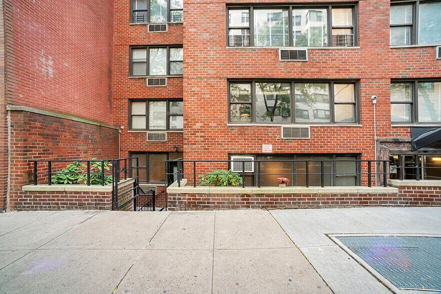 310 E 65th St, New York, NY à louer - Photo de l’immeuble – Image 3 sur 9