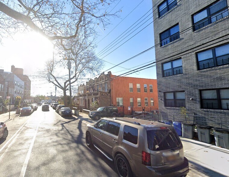 724 Hinsdale St, Brooklyn, NY à vendre - Photo de l’immeuble – Image 2 sur 3