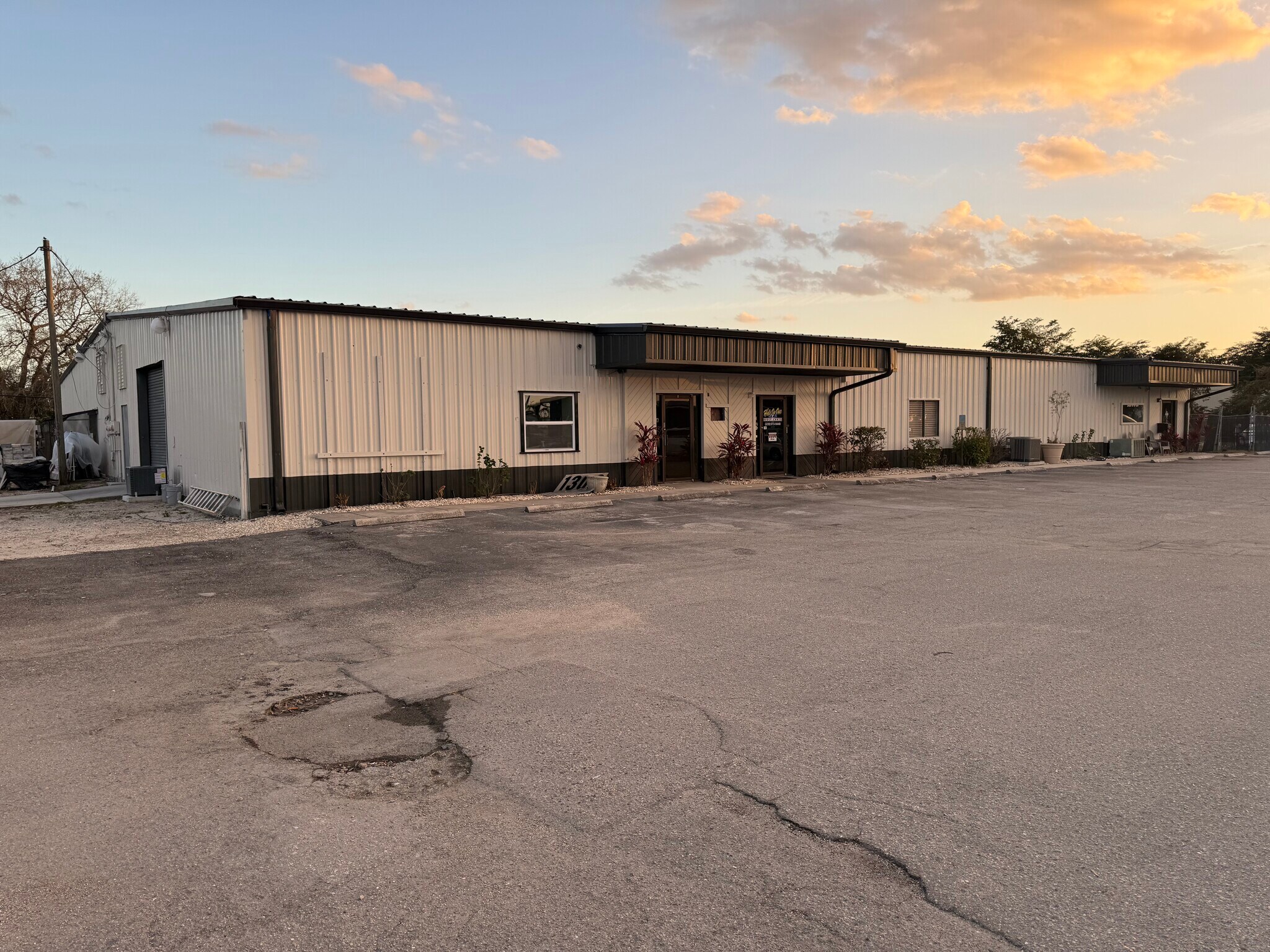 1302 NE Pine Island Rd, Cape Coral, FL à louer Photo principale– Image 1 sur 10