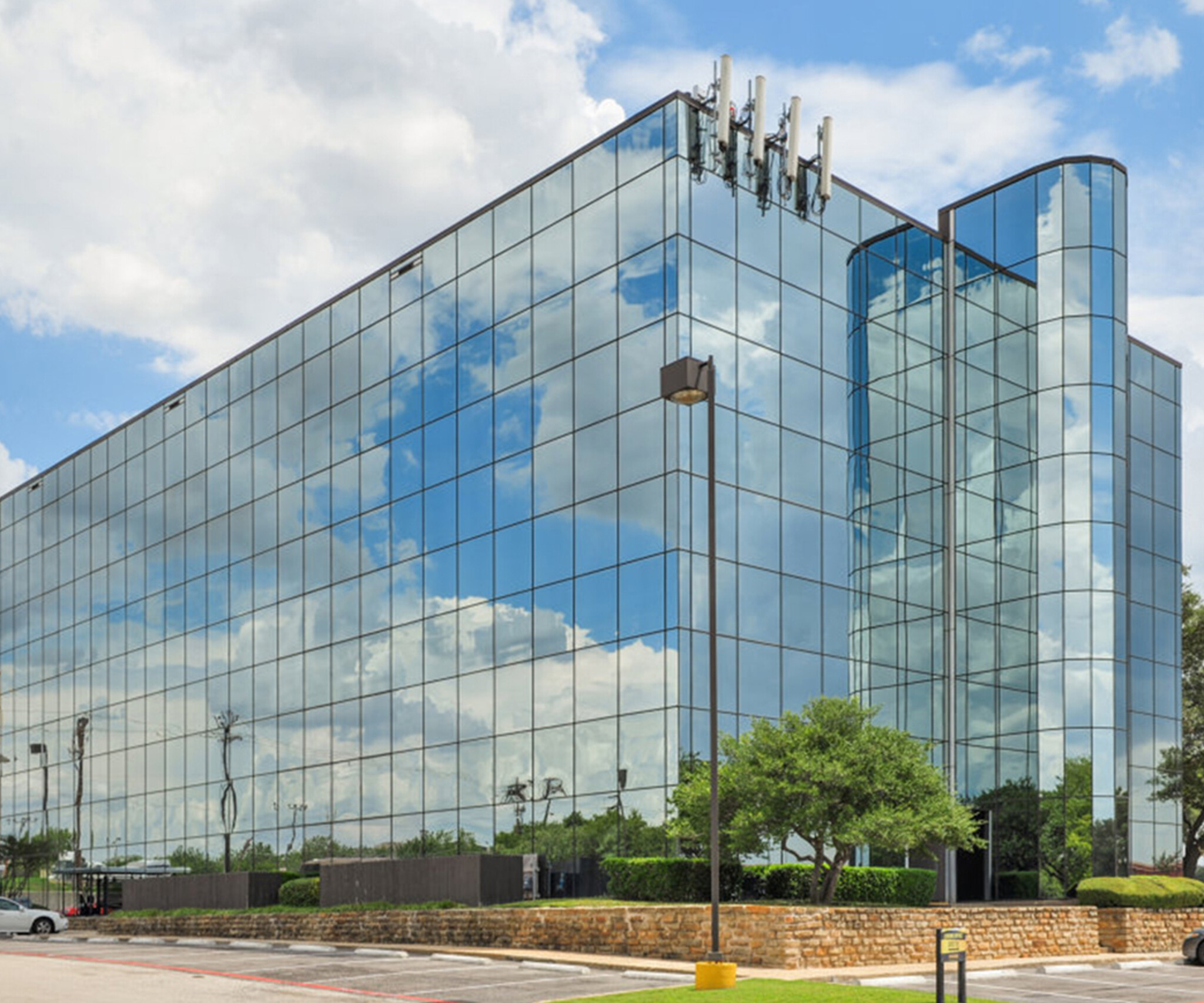 4425 W Airport Fwy, Irving, TX à louer Photo de l’immeuble– Image 1 sur 6