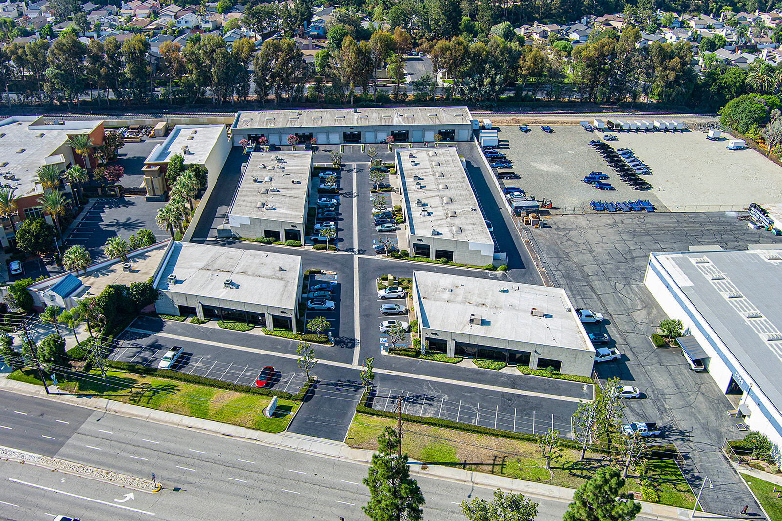 550-590 E Arrow Hwy, San Dimas, CA à louer Photo intérieure– Image 1 sur 4