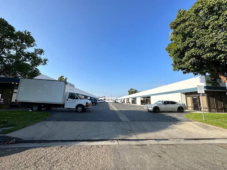 2612 S Croddy Way, Santa Ana, CA à louer - Photo de l’immeuble – Image 1 sur 1