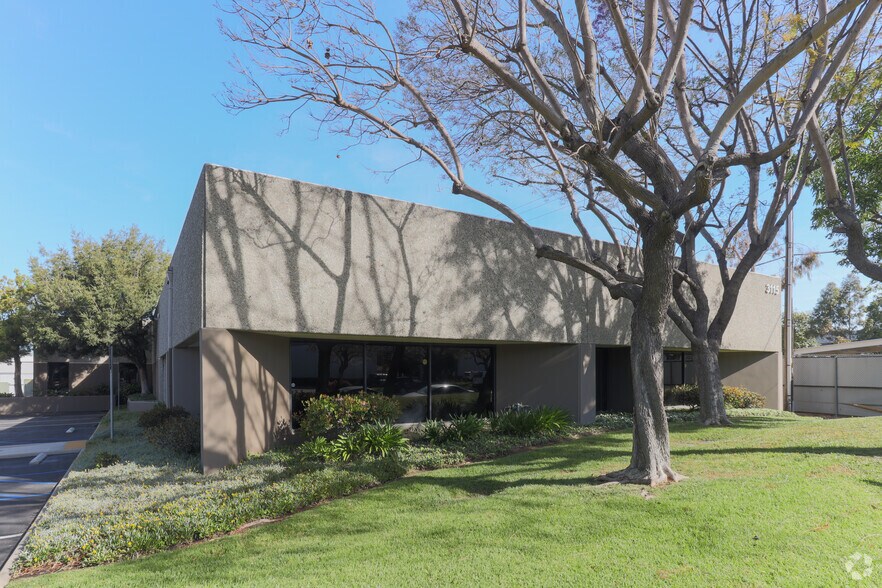 3115 Airway Ave, Costa Mesa, CA à louer - Photo de l’immeuble – Image 3 sur 9