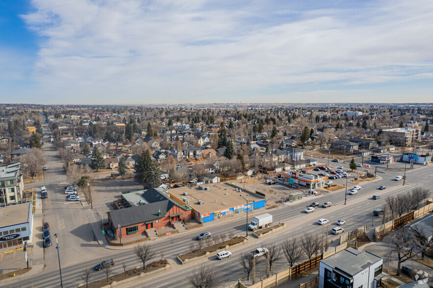 526 16th Ave NW, Calgary, AB à vendre - Aérien – Image 3 sur 5