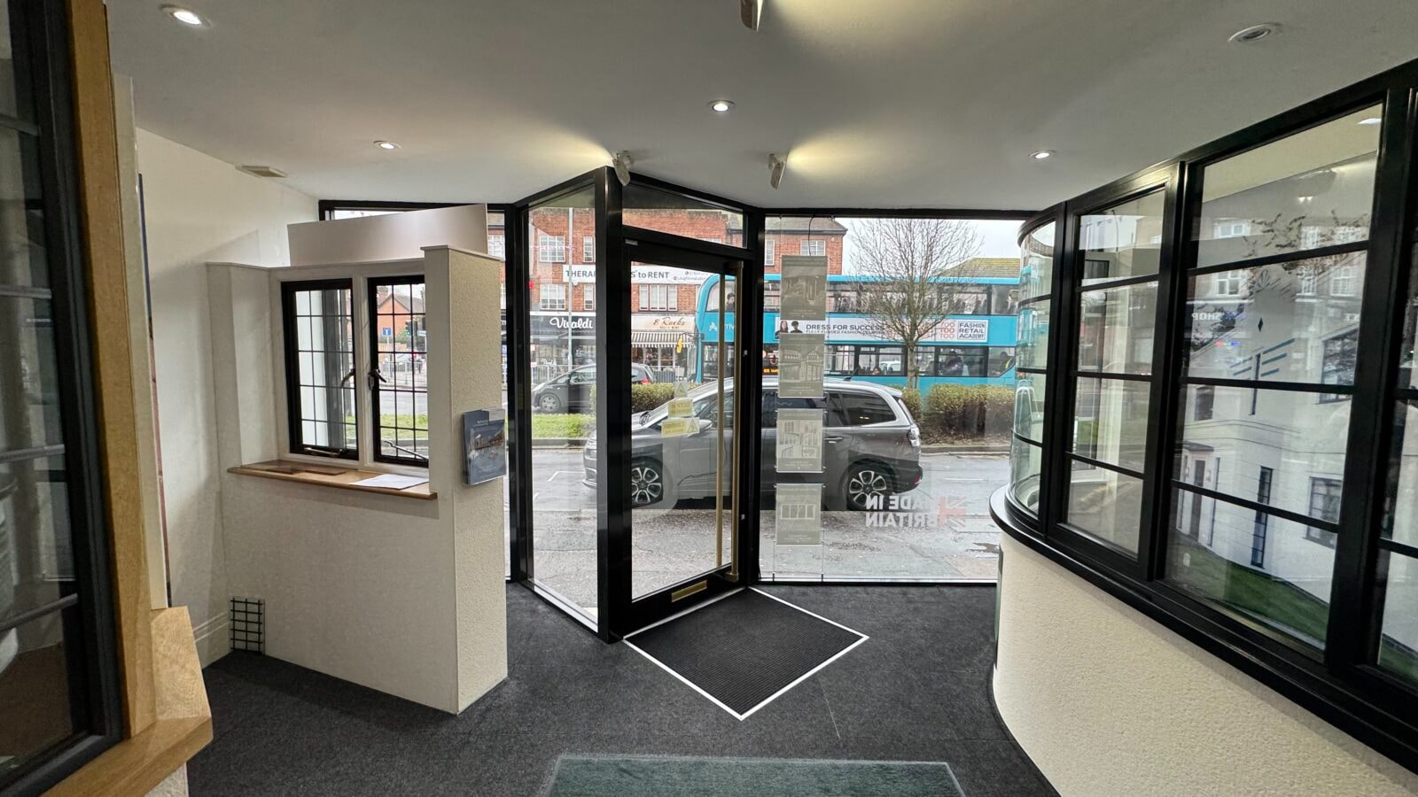 265 High Rd, Loughton à louer Photo intérieure– Image 1 sur 6