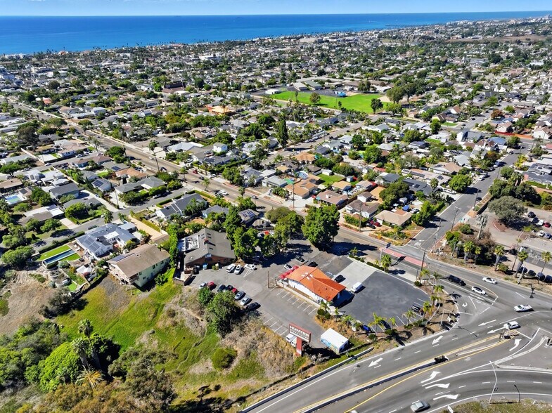 1221 Vista Way, Oceanside, CA à vendre - Photo de l’immeuble – Image 3 sur 5