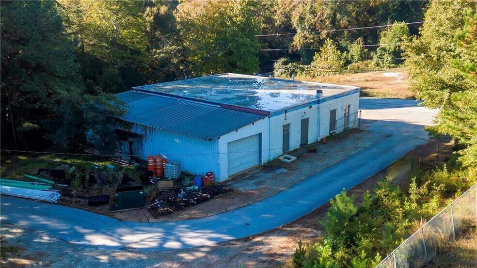 Showroom and industrial portfolio portefeuille de 2 biens à vendre sur LoopNet.fr - Photo de l’immeuble – Image 3 sur 13