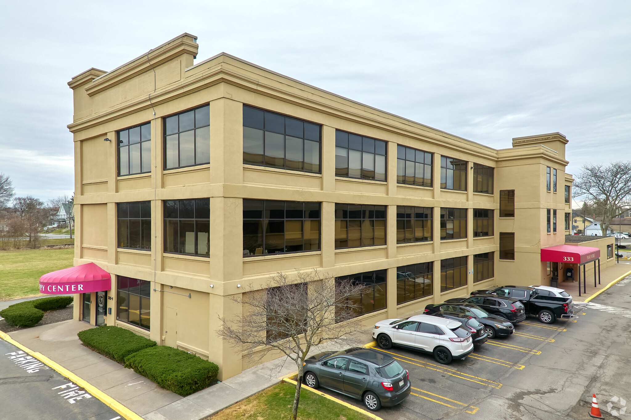 349 W Commercial St, East Rochester, NY à louer Photo de l’immeuble– Image 1 sur 16