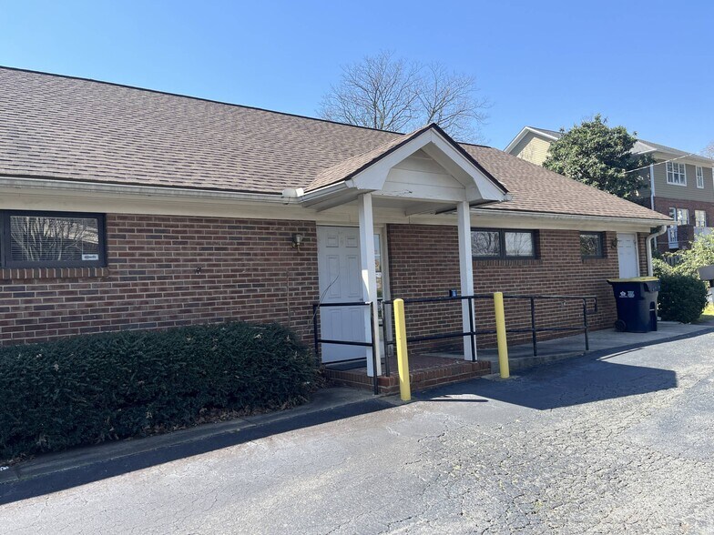 218 Baldwin Ave, Charlotte, NC à louer - Photo de l’immeuble – Image 2 sur 4