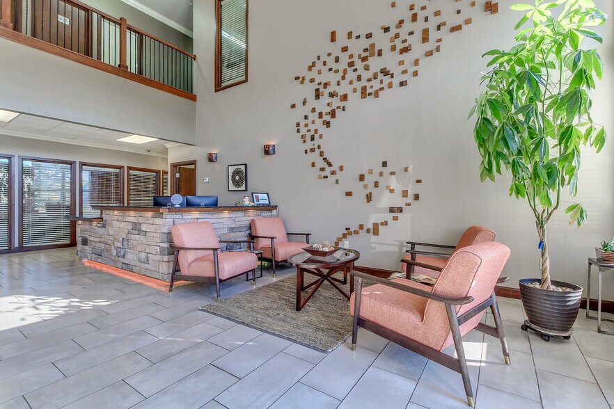 2524 N Broadway, Edmond, OK à louer - Hall d’entrée – Image 1 sur 15