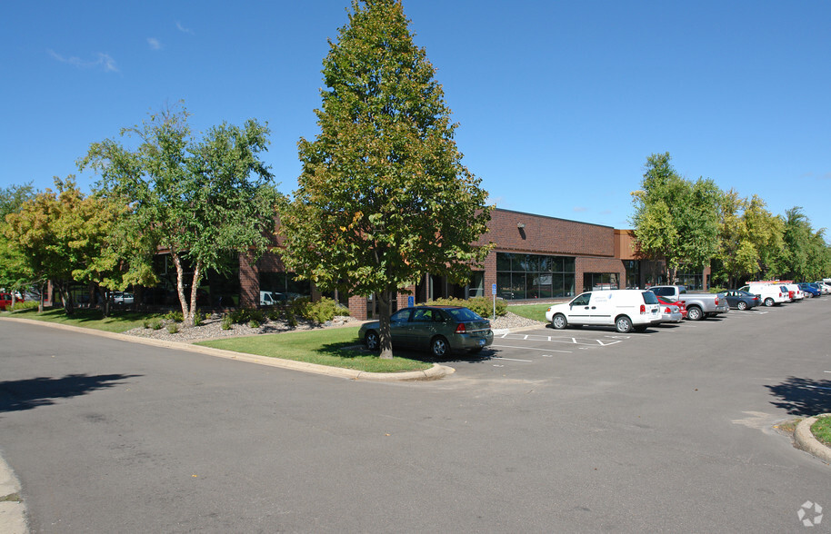 2605 Fernbrook Ln N, Plymouth, MN à louer - Photo de l’immeuble – Image 3 sur 11