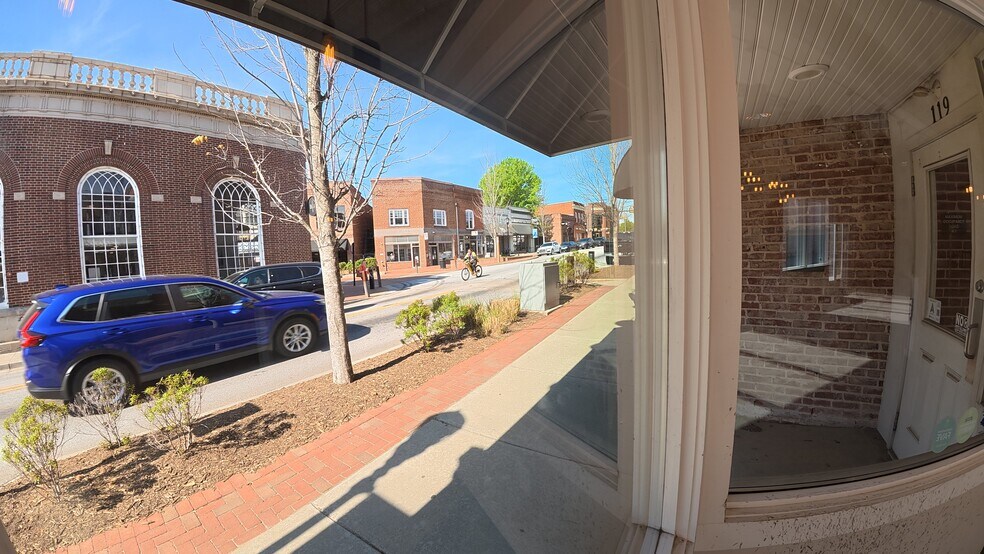 119 E Poinsett St, Greer, SC à louer - Photo de l’immeuble – Image 3 sur 8