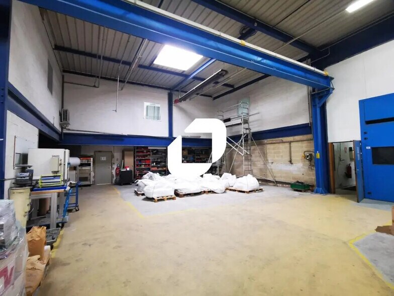 Local d’activités dans Chelles à louer - Photo de l’immeuble – Image 1 sur 8