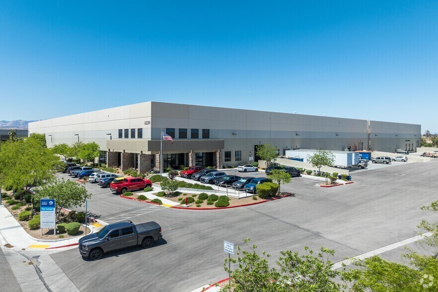 4220 W Windmill Ln, Las Vegas, NV à louer - Photo de l’immeuble – Image 2 sur 5