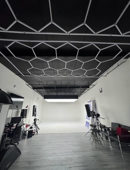 Prime NoHo Arts District Creative Hub portefeuille de 2 biens à vendre sur LoopNet.fr - Photo intérieure – Image 3 sur 14