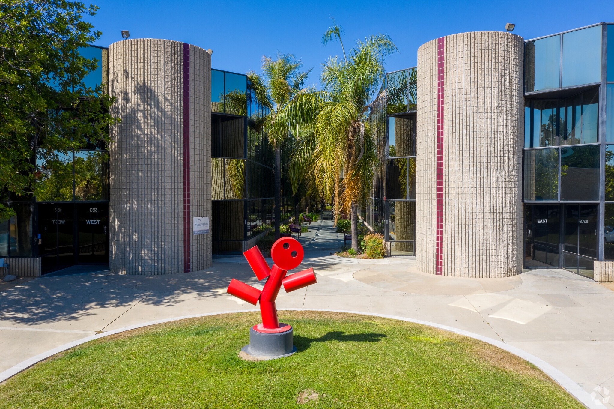 10565 Civic Center Dr, Rancho Cucamonga, CA à louer Photo principale– Image 1 sur 17