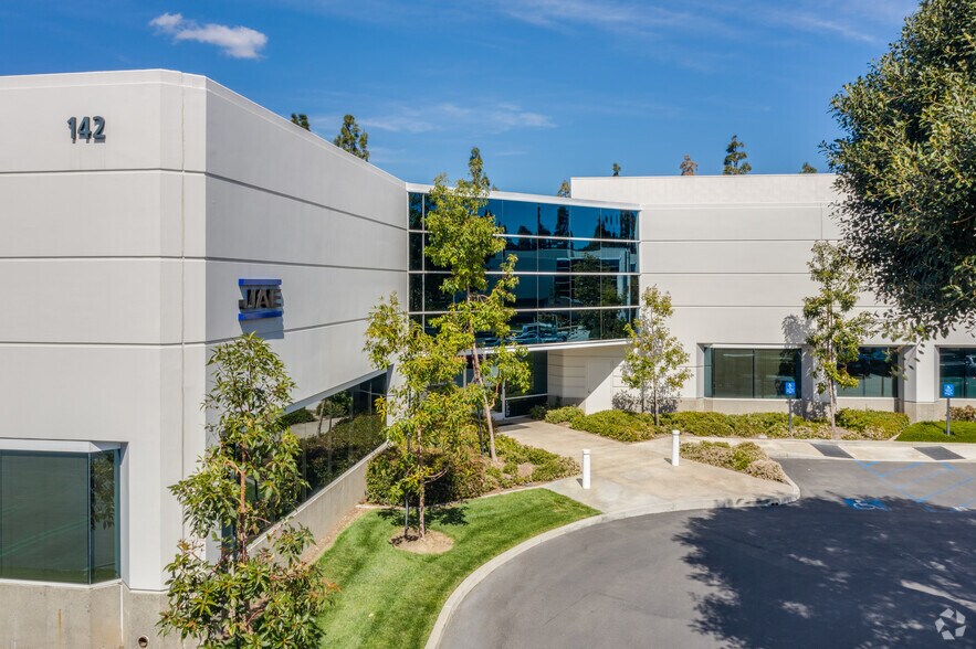 142 Technology Dr, Irvine, CA à louer - Photo de l’immeuble – Image 3 sur 9