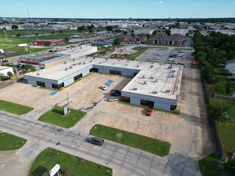 9522 E 47th Pl, Tulsa, OK à louer - Photo de l’immeuble – Image 3 sur 9
