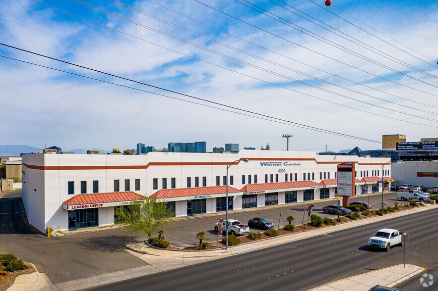 4200 W Russell Rd, Las Vegas, NV à louer - Photo de l’immeuble – Image 3 sur 5