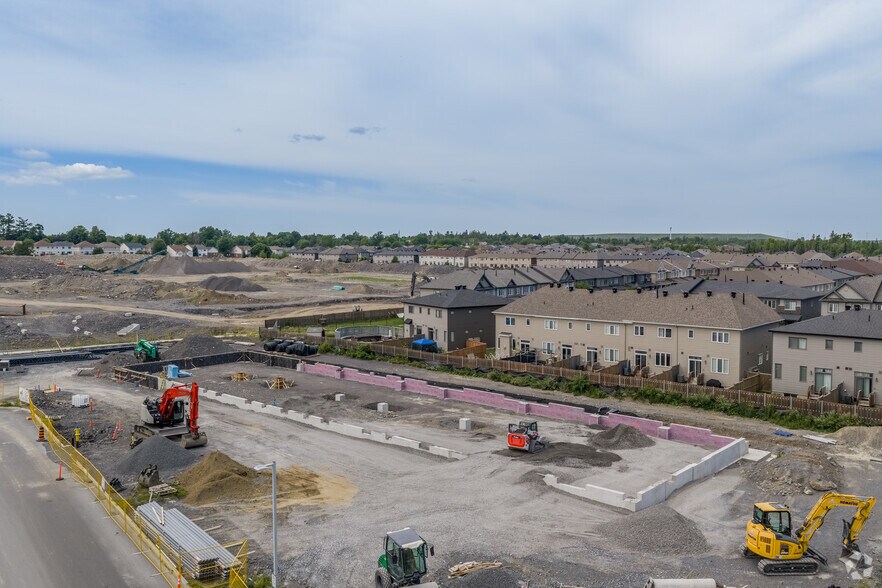 6111 Hazeldean Rd, Ottawa, ON à louer - Photo principale – Image 1 sur 2