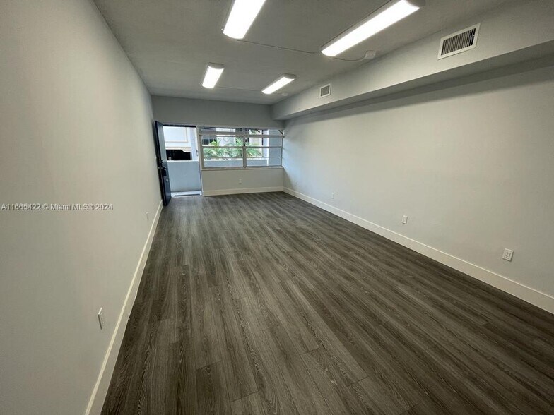 145 Madeira Ave, Coral Gables, FL à louer - Photo de l’immeuble – Image 3 sur 6