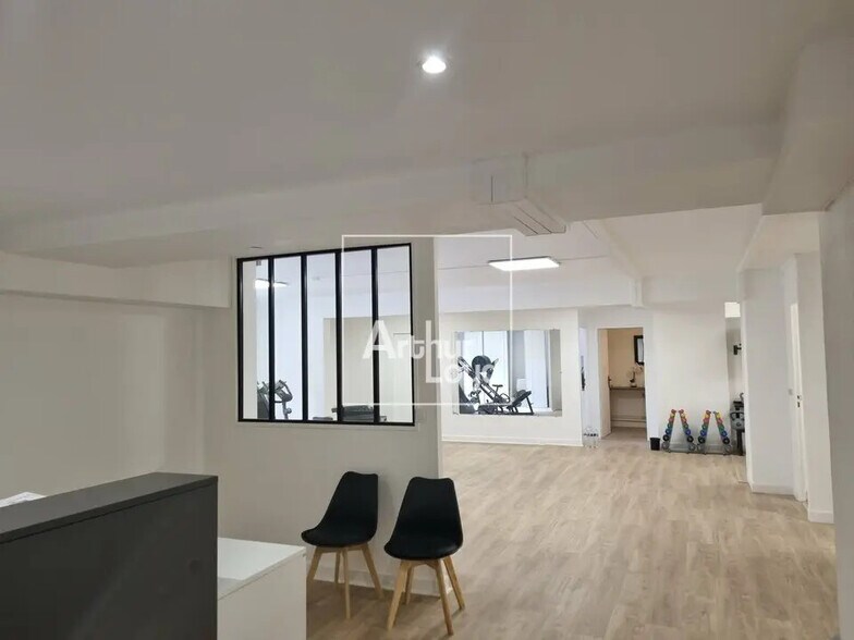 Local d'activités dans Melun à vendre - Photo de l’immeuble – Image 1 sur 7