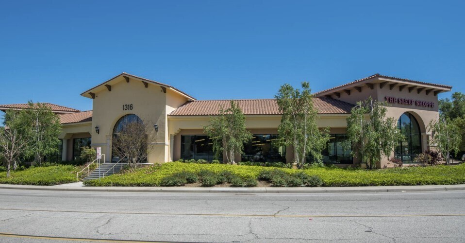 1316 Newbury Rd, Thousand Oaks, CA à vendre Photo de l’immeuble– Image 1 sur 7