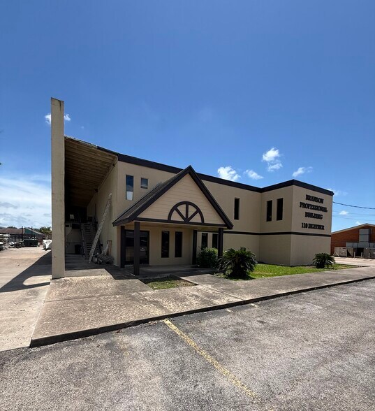 110 Heather Ln, Lake Jackson, TX à vendre - Photo de l’immeuble – Image 3 sur 3