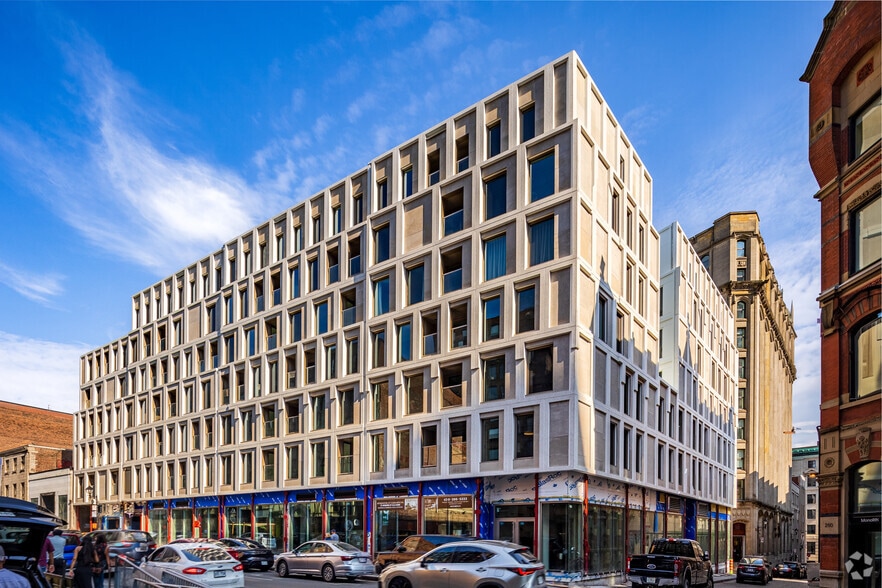 250 Rue Notre-Dame O, Montréal, QC à louer - Photo de l’immeuble – Image 1 sur 14