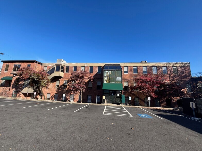 296 Newton St, Waltham, MA à louer - Photo de l’immeuble – Image 2 sur 9