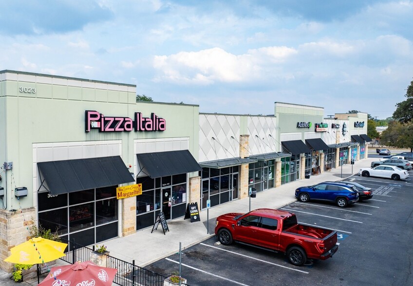 3023 Thousand Oaks Dr, San Antonio, TX à louer - Photo principale – Image 1 sur 8