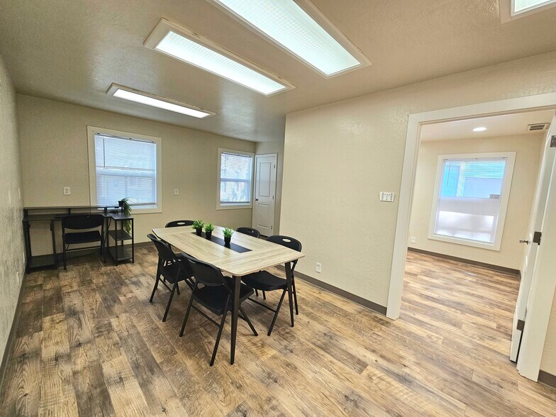 18 Williamsburg Ln, Chico, CA à louer - Photo de l’immeuble – Image 3 sur 8