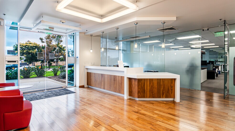 4035 Via Oro Ave, Long Beach, CA à vendre - Photo de l’immeuble – Image 2 sur 4