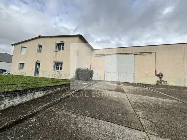 Plus de détails pour 17 Avenue Des Catelines, Saint-Laurent-de-Mure - Bureau, Local d'activités à louer