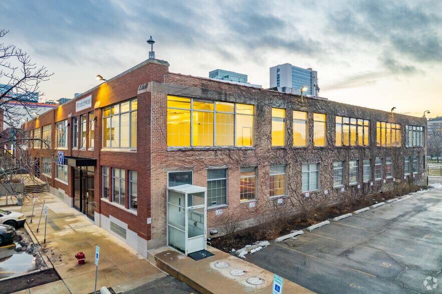 361 W Chestnut St, Chicago, IL à louer - Photo principale – Image 1 sur 19