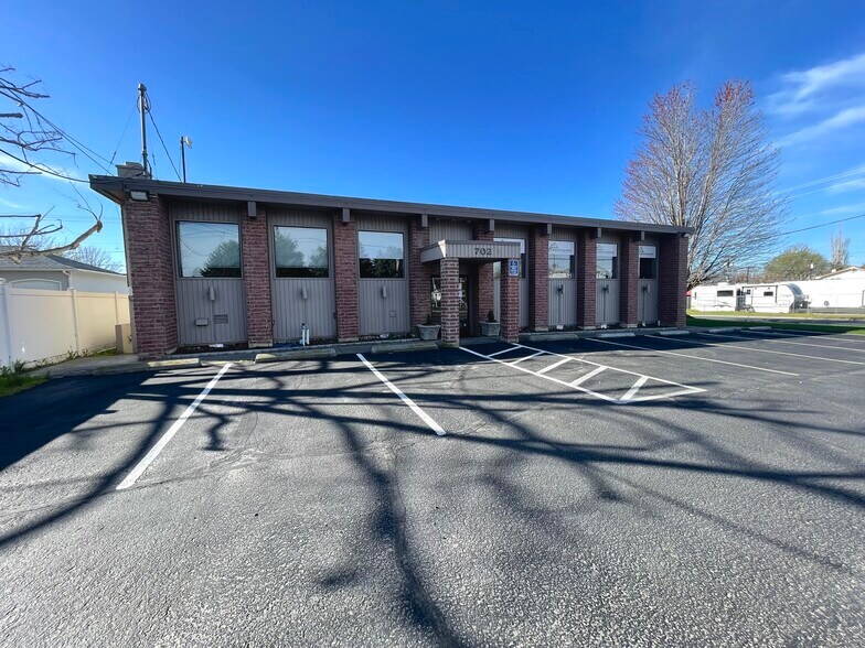 702 E Main St, Hermiston, OR à vendre - Photo principale – Image 1 sur 17