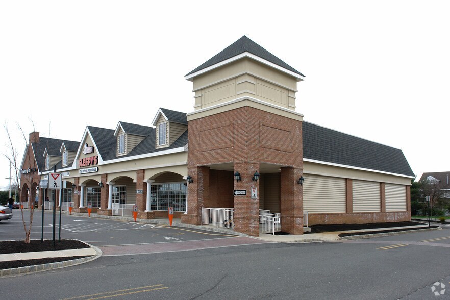 401b W Main St, Freehold, NJ à louer - Photo de l’immeuble – Image 3 sur 7