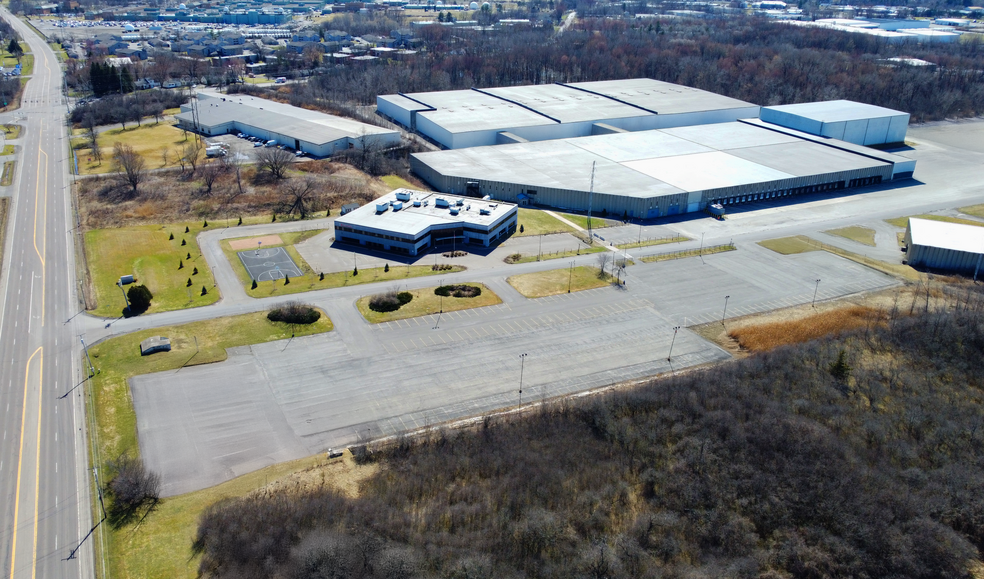 7245 Henry Clay Blvd, Liverpool, NY à louer - Photo de l’immeuble – Image 3 sur 8
