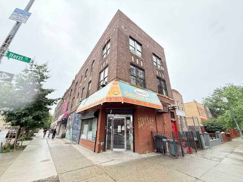 135 Blake Ave, Brooklyn, NY à vendre - Photo de l’immeuble – Image 2 sur 13